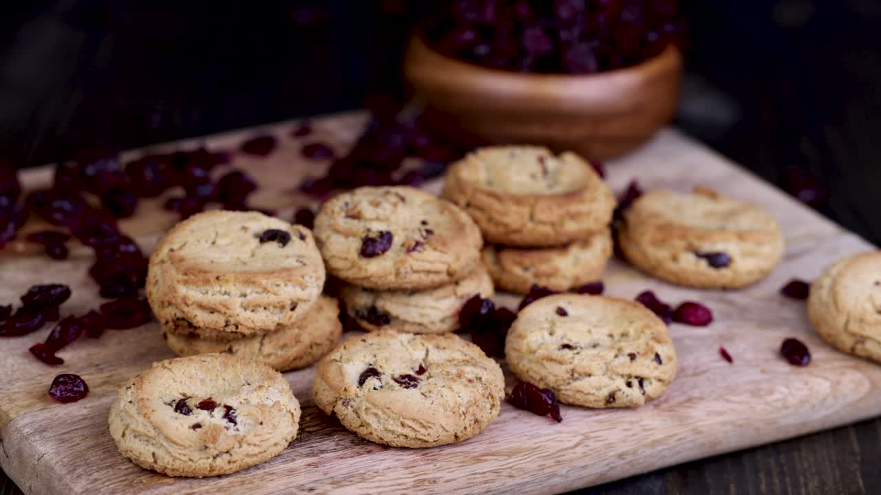 건조한 크랜베리와 함께 오트밀 쿠키를 보드에서 가져가기 위해