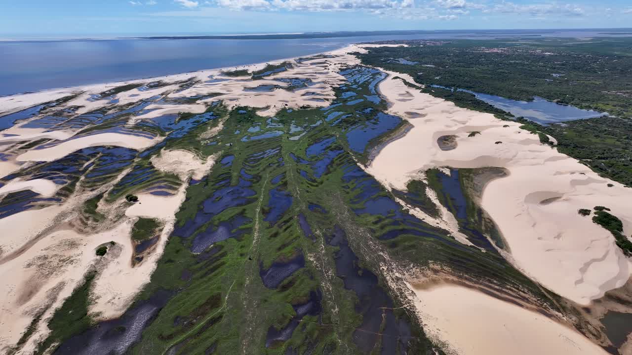 Piccoli specchi d'acqua a Tutoia, nel Maranhão, Brasile. Paesaggio naturale. Dune di sabbia tortuose. Piccoli specchi d'acqua a Tutoia. Laghi di acqua piovana. Splendide dune alte. Viaggio estivo. Nord-est del Brasile