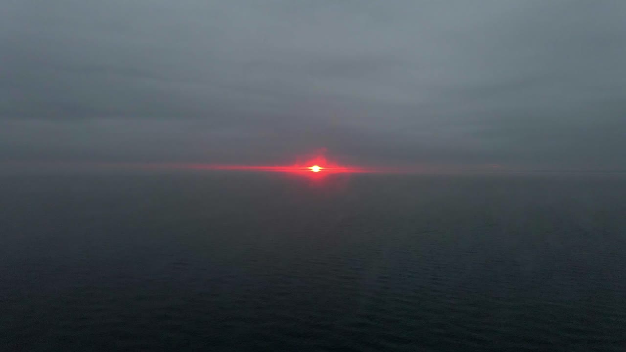 태양 빛이 구름 사이로 정점을 찍고, 슈페리어 호수 위의 흐린 겨울 아침