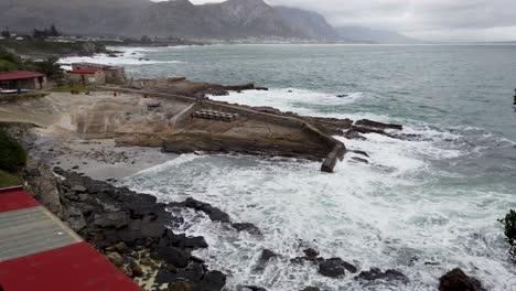 Vista-Del-Antiguo-Puerto-De-Hermanus,-Sudáfrica