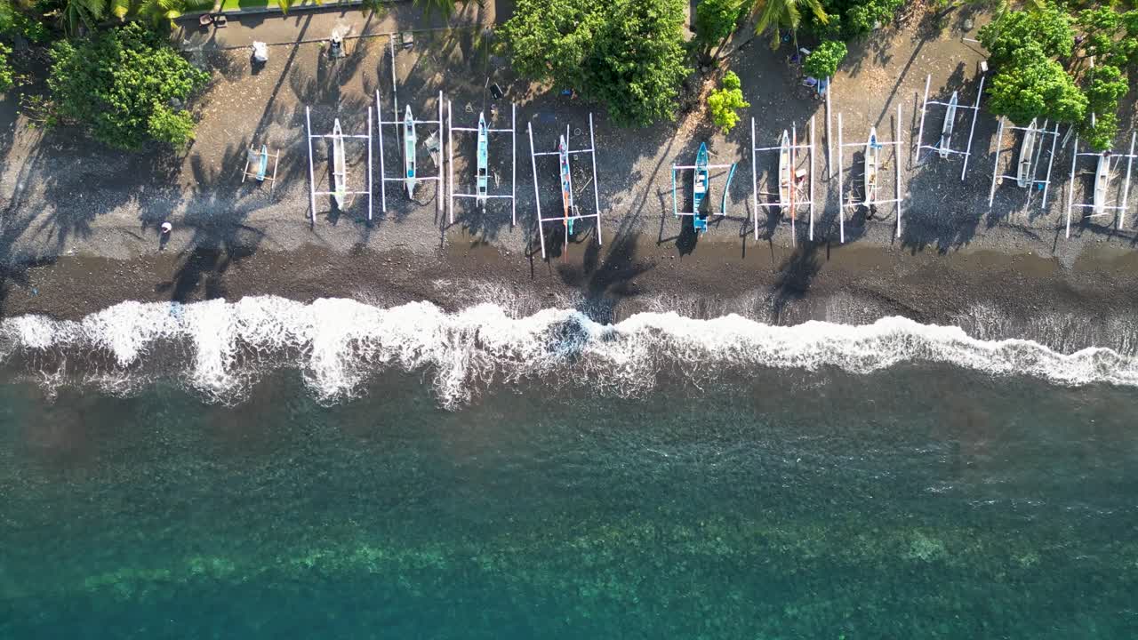 fotografía aérea de 90 grados del arrecife con barcos anclados