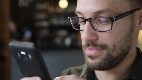hombre que utiliza el teléfono inteligente centrado y