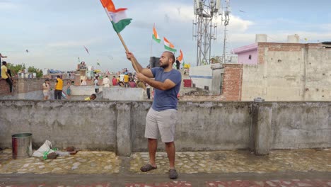 hombre indio navegando la bandera