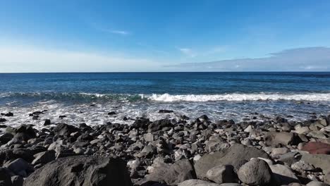 Kopfsteinpflasterstrand-Mit-Wellen,-Die-Am-Strand-Brechen