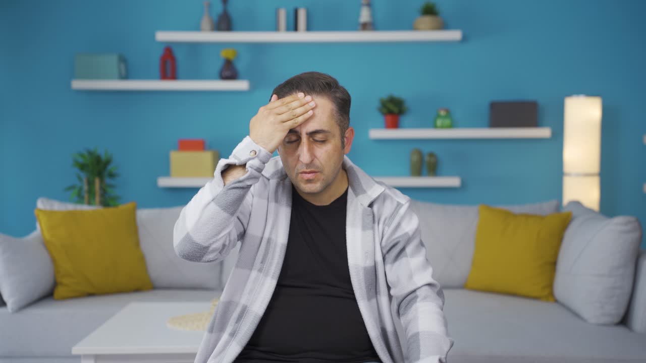 el hombre con migraña está experimentando dolor.