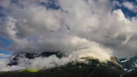 paisaje de vista superior de nubes de montaña. hermosa naturaleza noruega paisaje natural