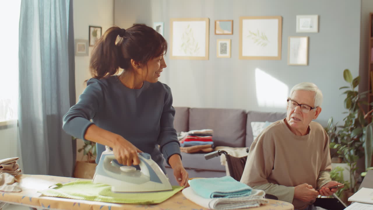 mujer joven planchando ropa