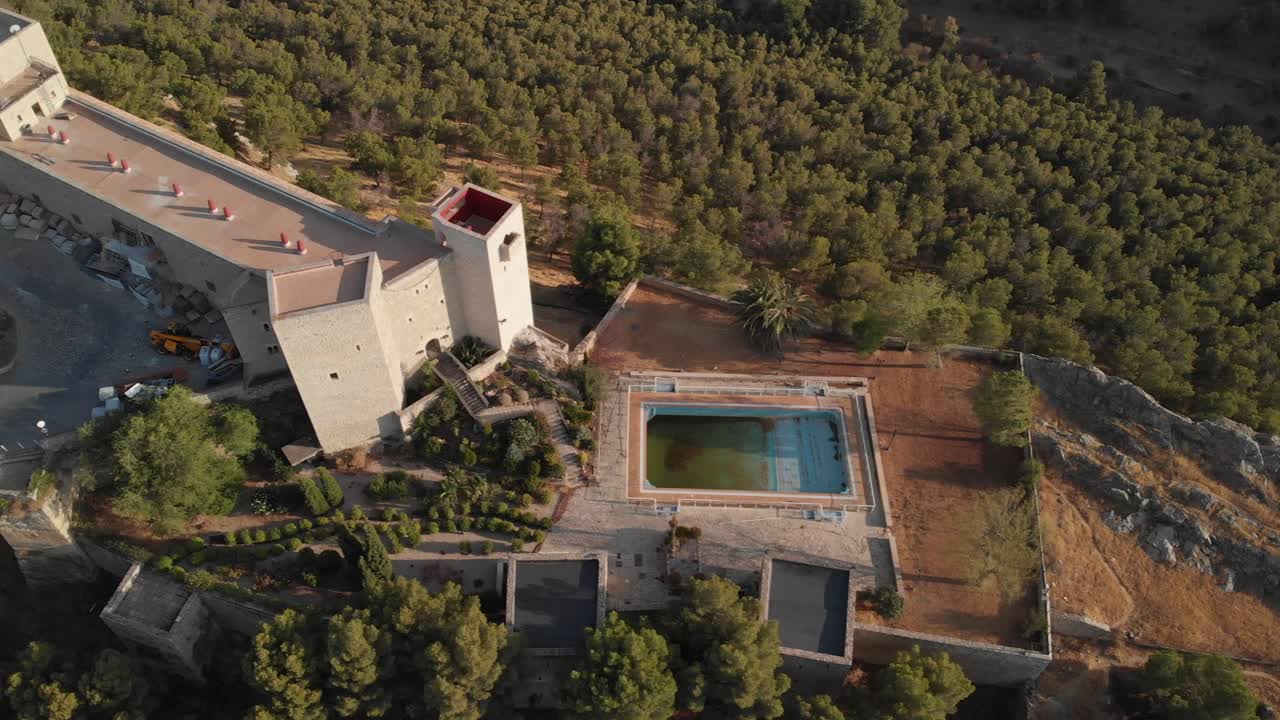 castillo de jaen, 스페인 jaen의 성 비행 및 여름 오후에 이 중세 성에서 지상 촬영, nd 필터를 사용하여 4k 24fps에서 드론과 액션 캠으로 만든 jaen 도시도 보여줍니다.