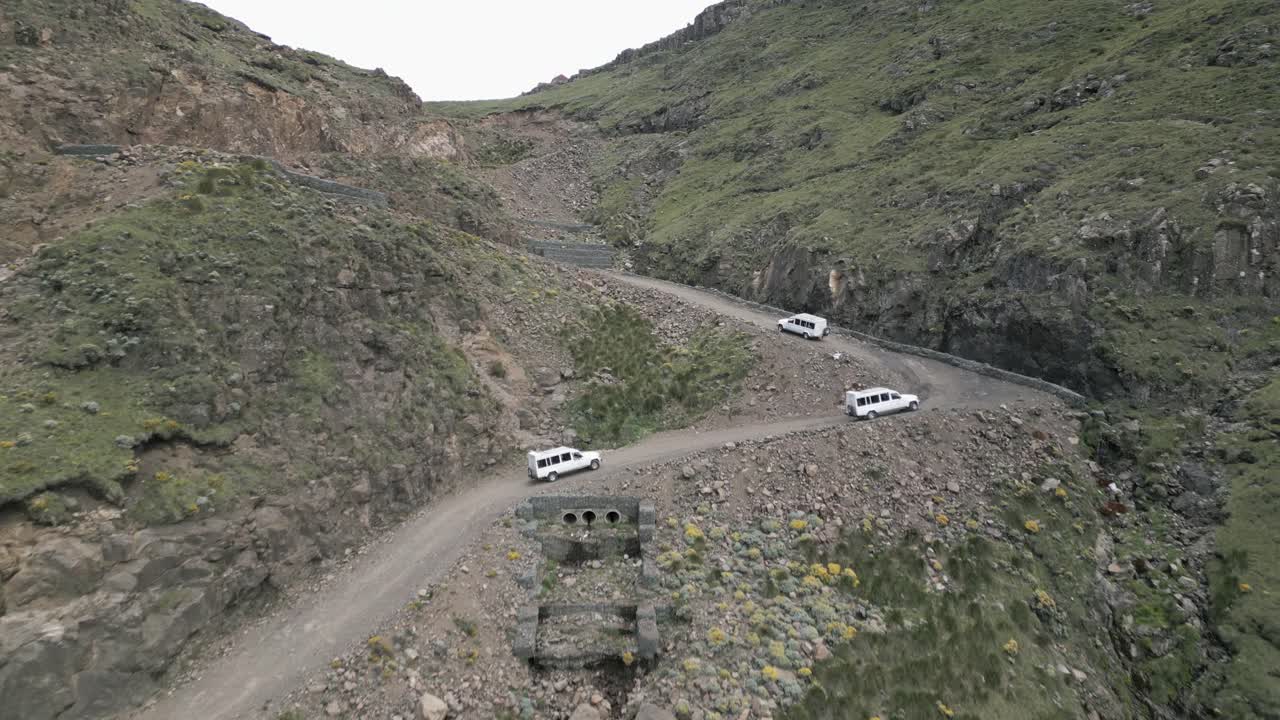 자갈 sani 패스 꼭대기 근처의 백인 관광 suv는 레소토로의 스위치 백을 통과합니다.
