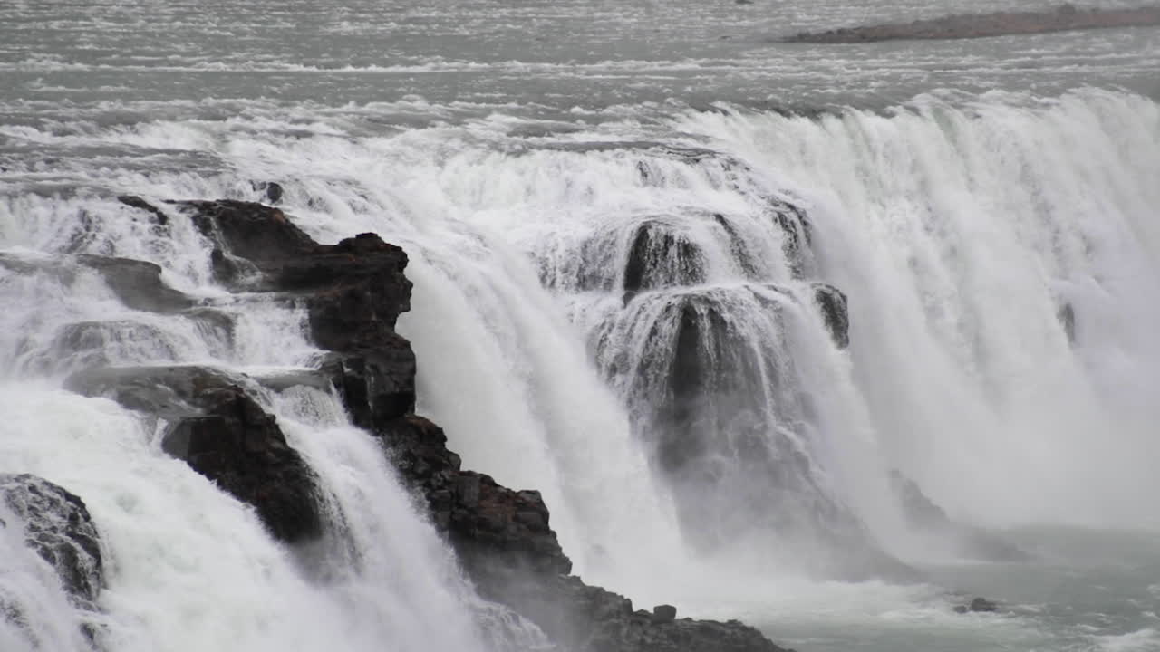 tiro medio de la cascada de islandia en cámara lenta