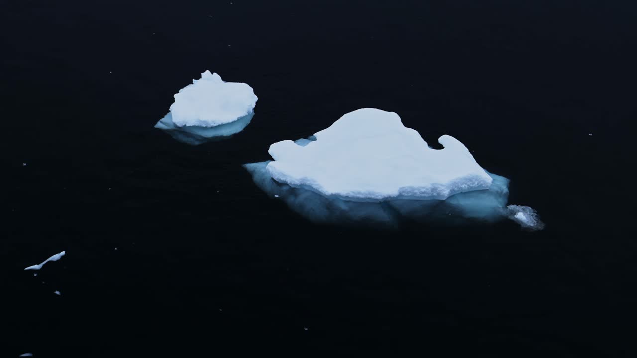 남극의 바다 얼음: 바다에서 떠 있는 작은 얼음 조각, 남극의 해수욕장, 남극 반도의 빙산, 겨울의 바다, 어두운 배경의 해양 풍경