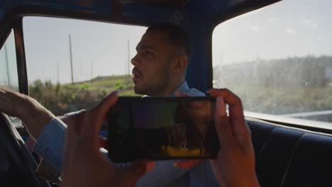 Pareja-Joven-En-Un-Viaje-Por-Carretera-En-Camioneta