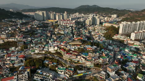 가을에 남한의 이온 지방에 위치한 해안 도시인 이옹의 공중 사진