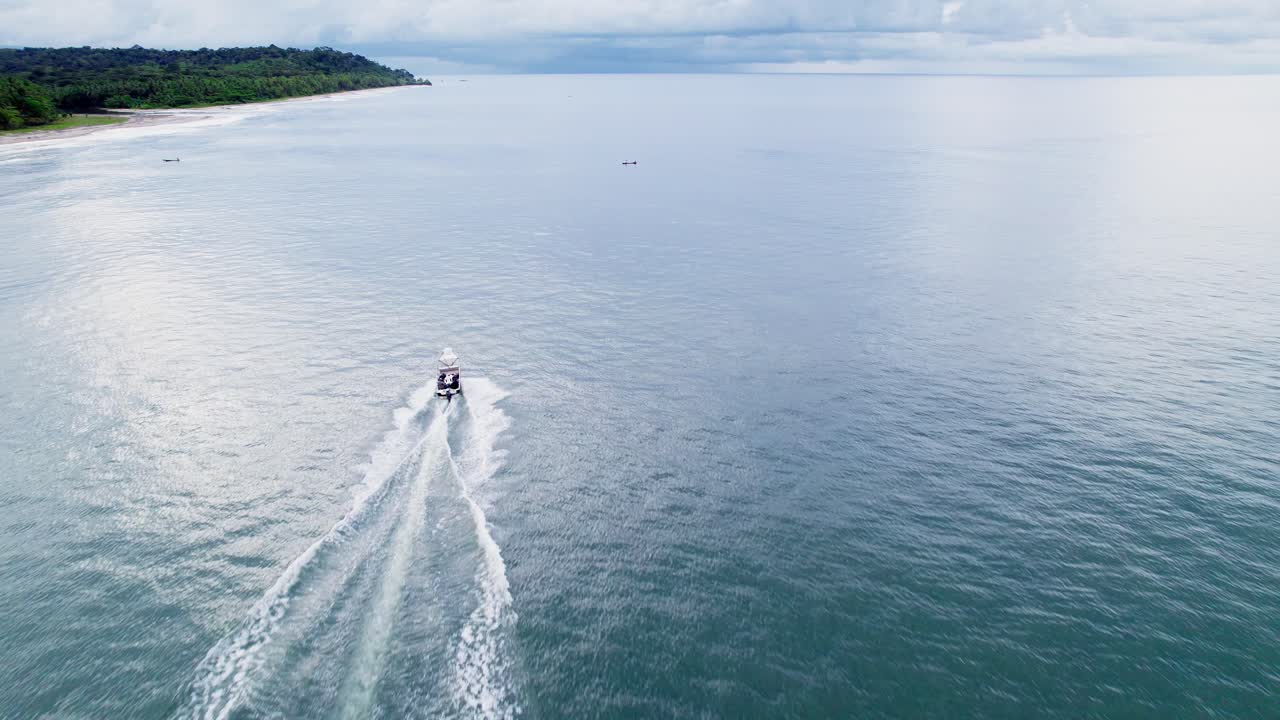 물 위를 빠르게 항해하는 모터보트. 칼로베보라, 파나마
