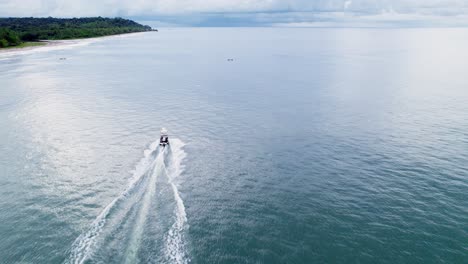 Lancha-Navegando-Por-El-Agua-Rápidamente.-Calovebora,-Panamá