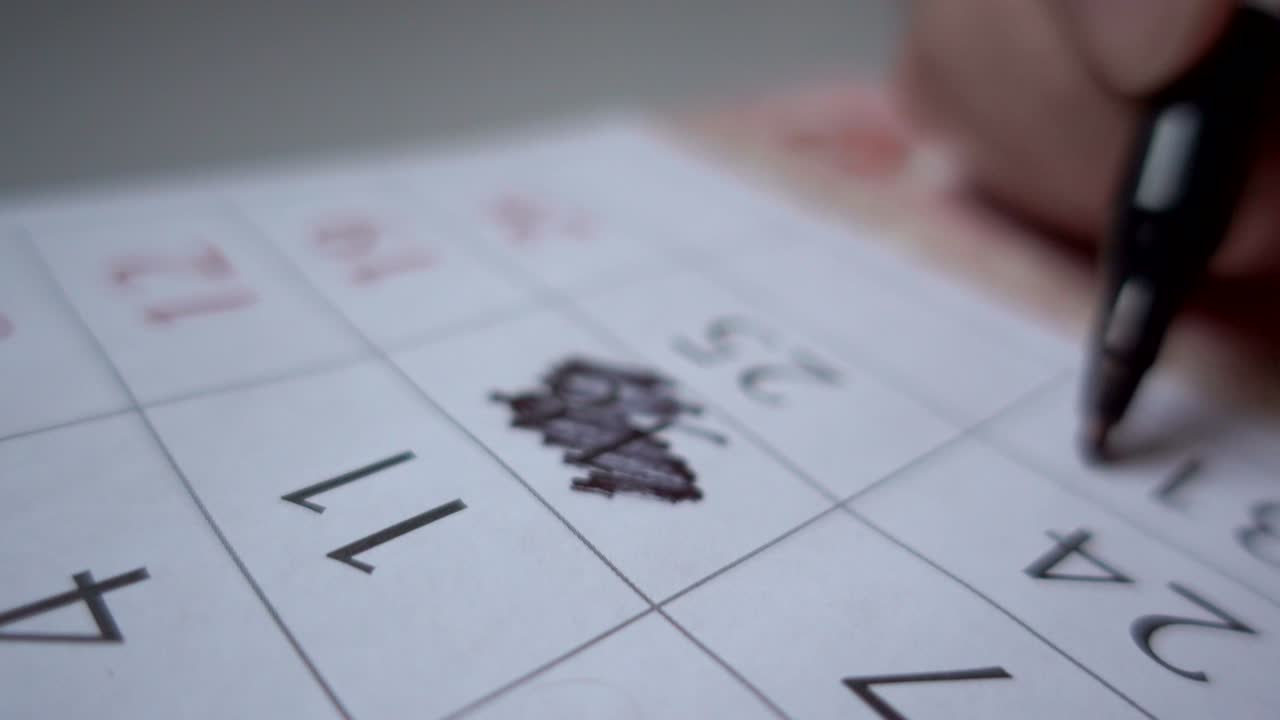 un hombre hace un sello de fecha en el calendario. planear unas vacaciones. cumpleaños. cerca. comercializar la fecha en el calendario, cerca.