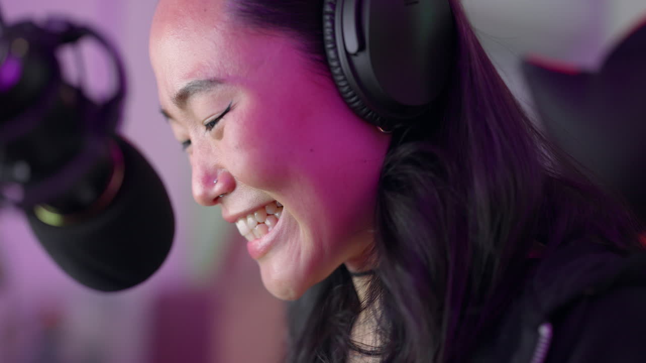 아시아 여성,  ⁇ 캐스트와 헤드폰