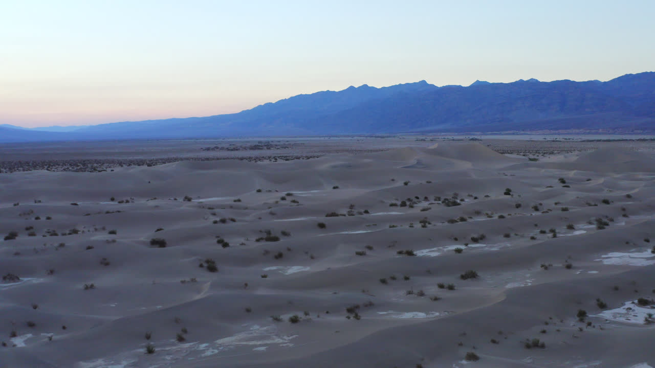 加州死亡谷國家公園的黃金沙丘
