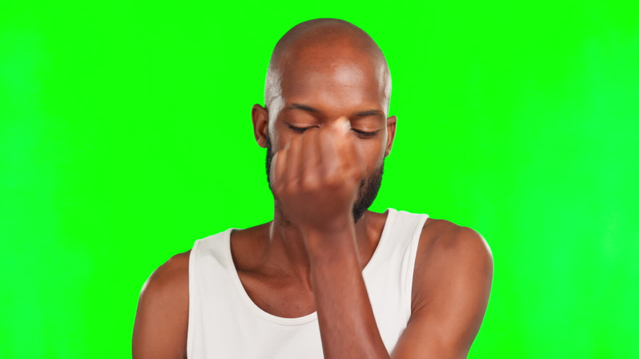 hombre negro, perfume o colonia con belleza