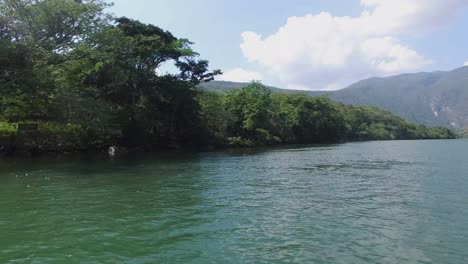 Aerial-cinematic-shot-of-the-Grijalva-river-in-the-Sumidero-Canyon,-Chiapas-Mexico