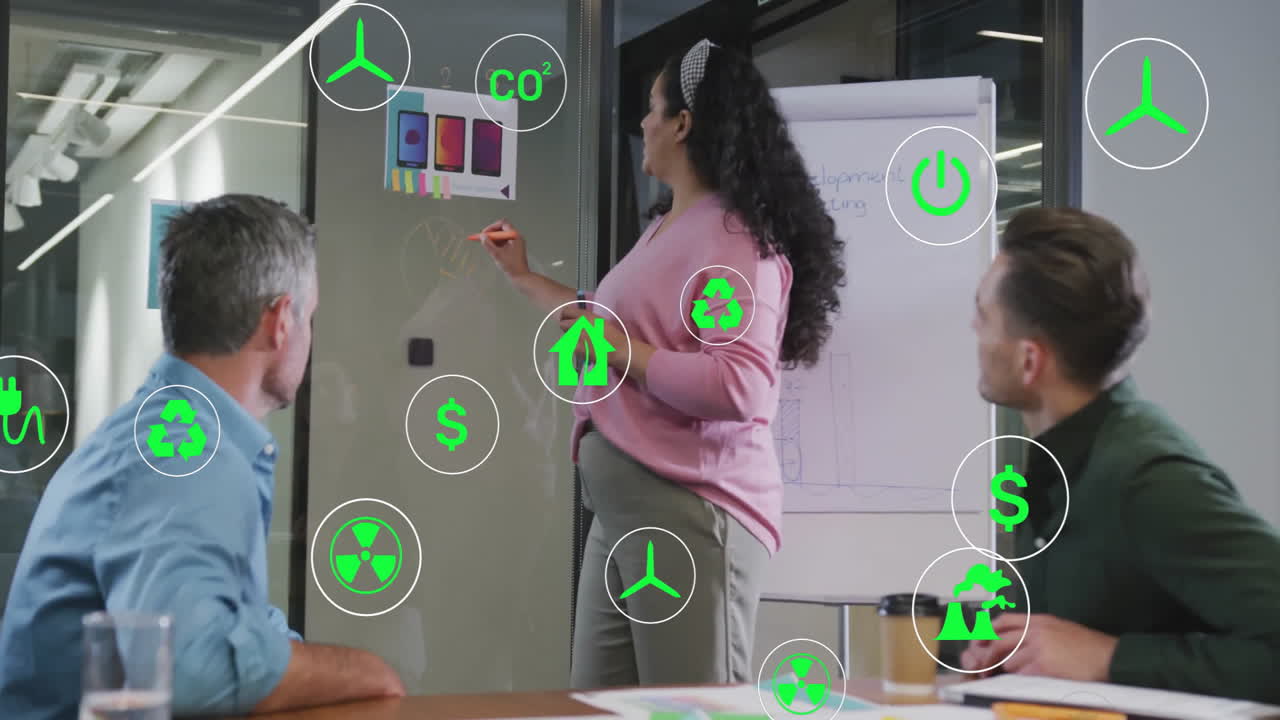 presentación de animación de iconos de sostenibilidad, mujer discutiendo con colegas en la oficina