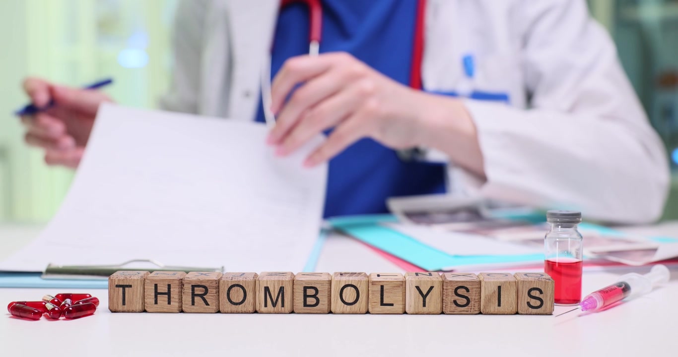 En medisinsk fagperson analyserer trombolysebehandling i en klinisk setting for å vurdere utfall
