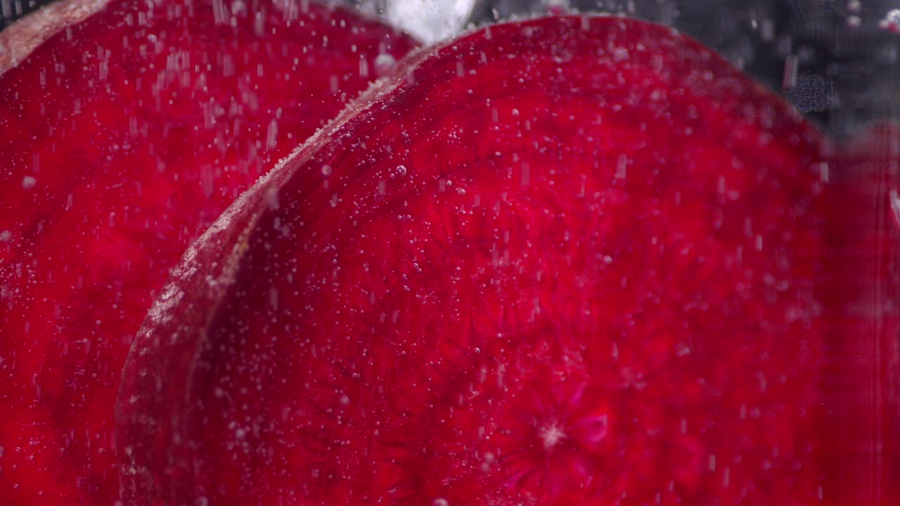 remolachas frescas en agua con burbujas de aire.