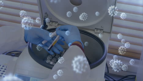 animación de células macro covid-19 flotantes sobre una doctora que toma muestras