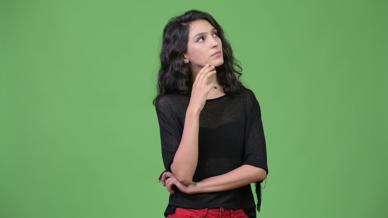 joven y bella mujer pensando y mirando hacia arriba