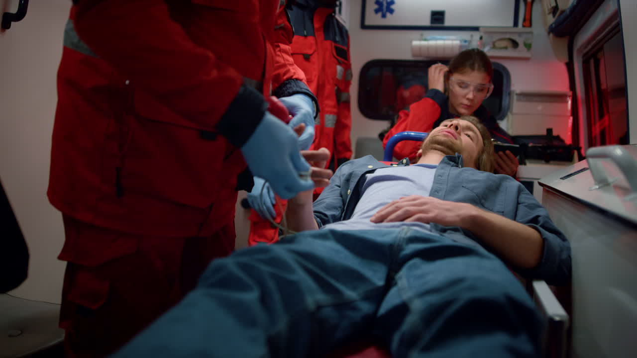 профессиональные парамедики проверяют уровень кислорода в крови жертвы