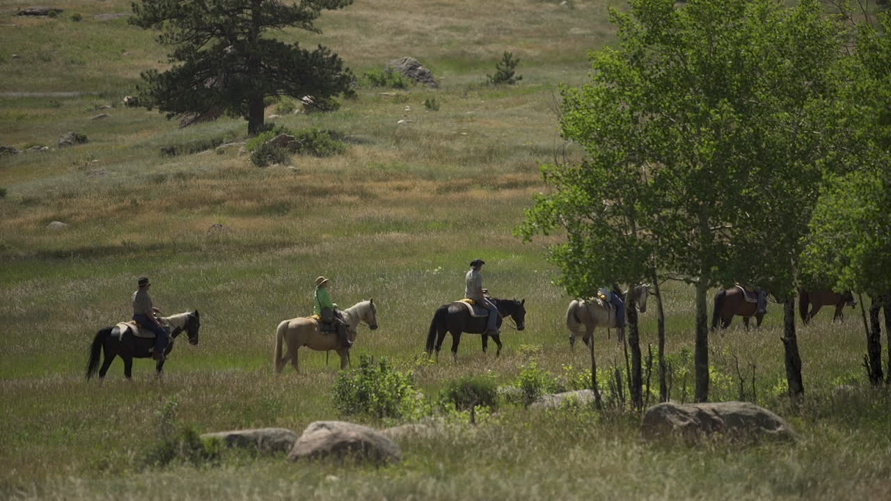 familia montando a caballo de vacaciones