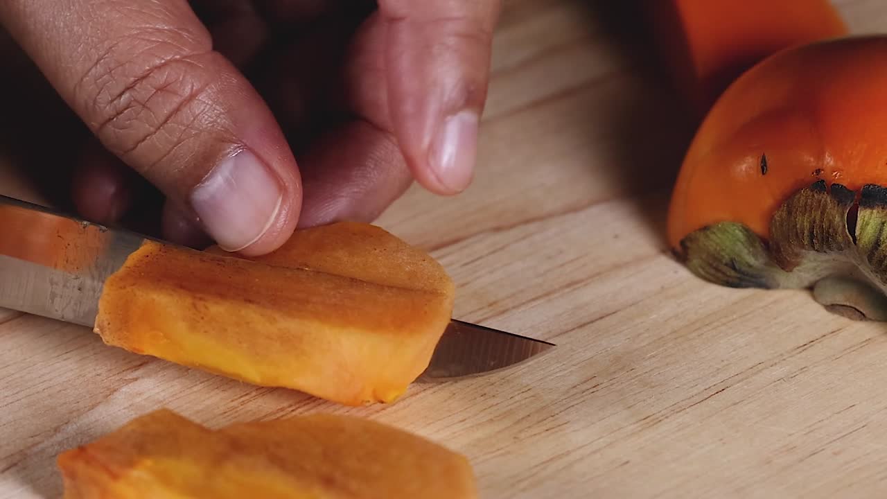 손으로 파시몬을 균등한 조각으로 잘라