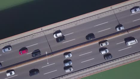 Volar-Sobre-El-Puente-De-La-Gacela-Con-Tráfico-Y-Automóviles-En-El-Día-De-Verano,-Belgrado