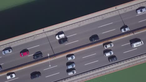 vuela sobre el puente de la gacela con tráfico y coches en un día de verano, belgrado