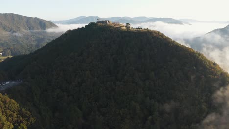 Takeda-Burgruinen,-Luftneigung-Enthüllt-Antiken-Japanischen-Standort