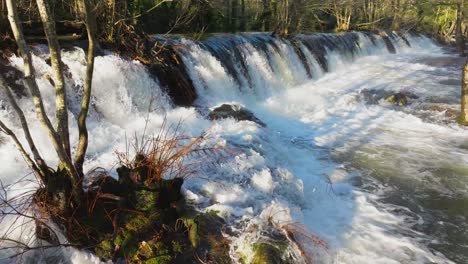 Wasserfälle-Sprudeln-Den-Fervenza-As-Feiticeiras-Park-In-Pontes-De-García-Rodríguez,-A-Coruña,-Spanien,-Hinunter