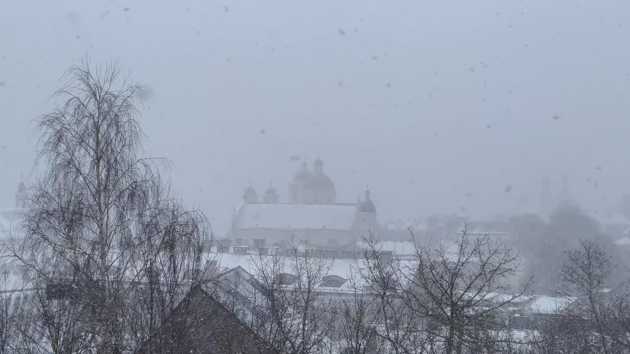 fuertes nevadas cubriendo el encantador casco antiguo de vilna, lituania