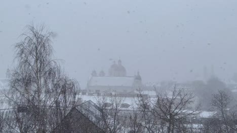 Fuertes-Nevadas-Que-Cubren-El-Encantador-Casco-Antiguo-De-Vilnius,-Lituania