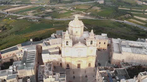 altas imágenes aéreas de drones de 4k que rodean la iglesia parroquial católica romana de sacro cuor en sliema, malta, una ciudad densamente poblada en una isla del mar mediterráneo