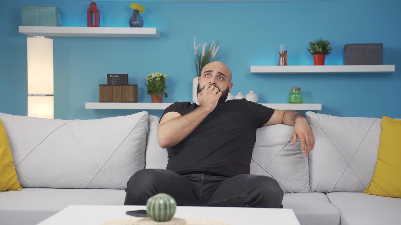 Uomo nervoso, stressato e pensieroso.