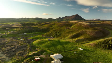 Casa-Rural-En-Islandia-Lago-Myvatn-Toma-Aérea-Puesta-De-Sol