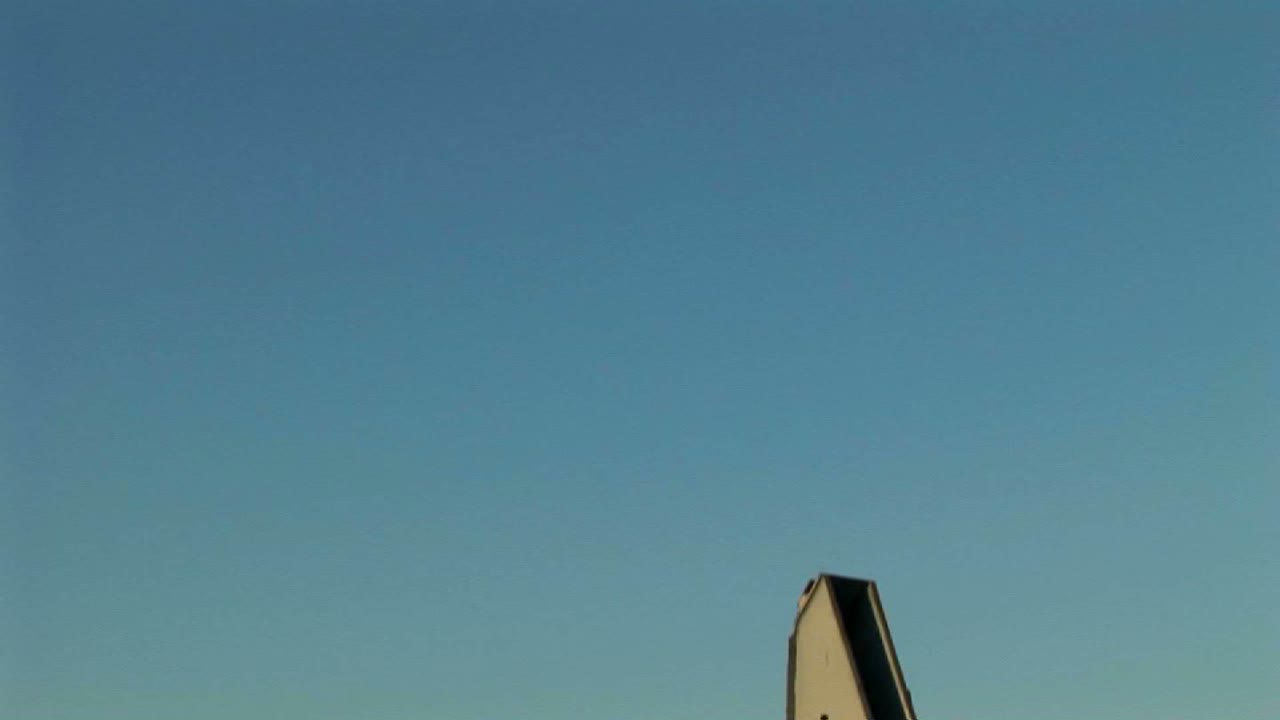 거대한 도시의 가장자리에서 펌프 잭이 기름을 펌핑합니다.