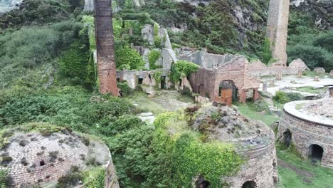 Porth-Wen-Vista-Aérea-Abandonada-Fábrica-De-Ladrillo-Industrial-Victoriano-Restos-De-Horno-En-La-Costa-Erosionada-De-Anglesey