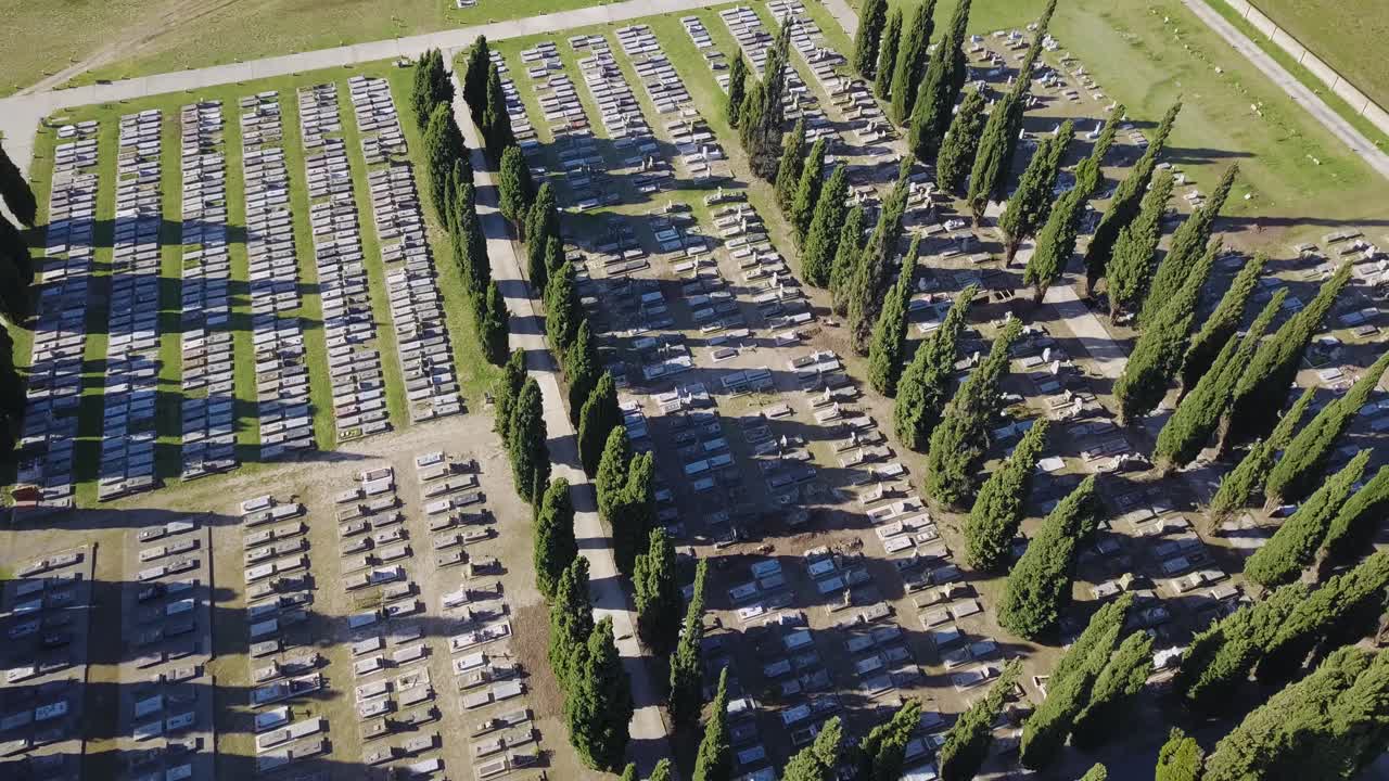 Friedhof mit Zypressen an einem sonnigen Tag.