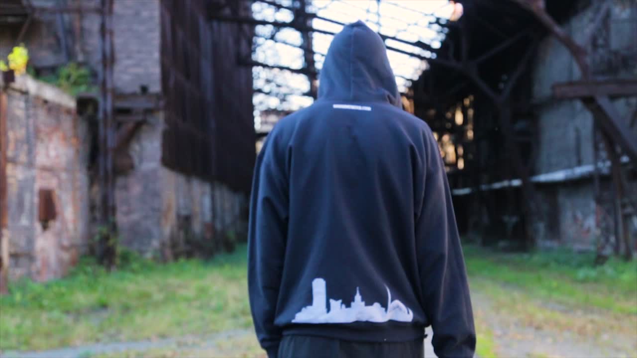 버려진 공장을 걸어가는 남자