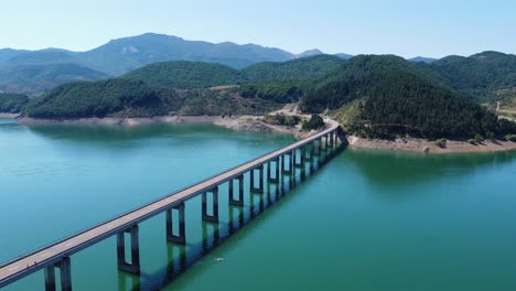 grabacion aerea con drone desde el puente de riaño en españa