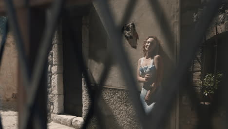 una mujer con un vestido azul, estilo vintage europeo de la calle.