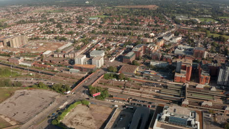 Toma-Aérea-Sobre-La-Estación-De-Tren-De-Slough-Hacia-Una-Zona-Residencial.