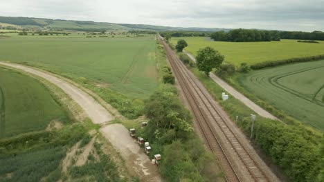 Vista-Aérea-De-La-Vía-Férrea-En-El-Campo-Rural-Del-Reino-Unido-Sobrevuelo-De-Drones