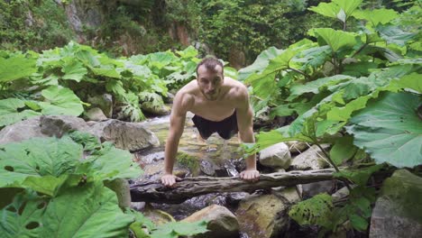 deporte en la naturaleza, persona haciendo flexiones. cámara lenta.